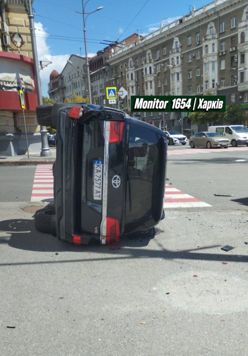 Самурайське дербі у центрі Харкова: Toyota RAV4 перекинув Land Cruiser (фото)